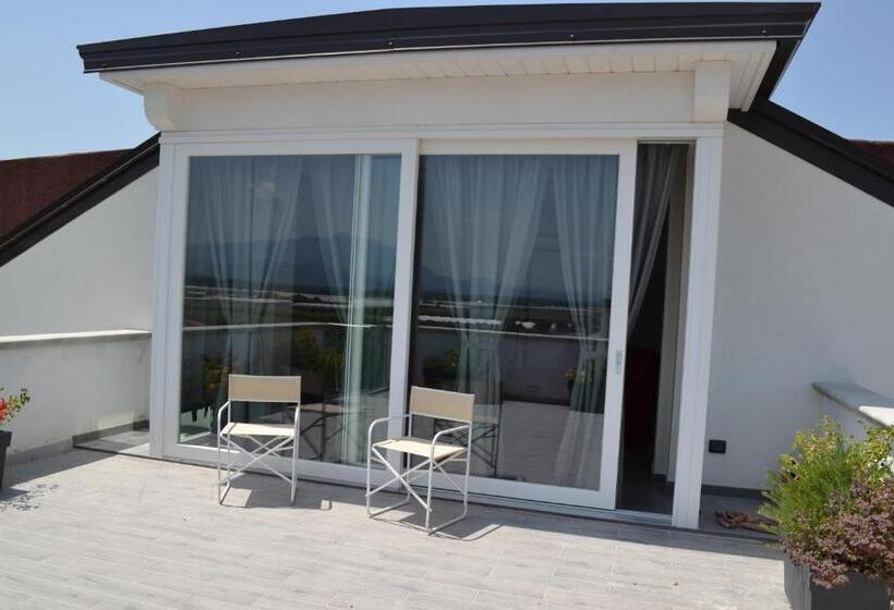 Superior Studio, Walter