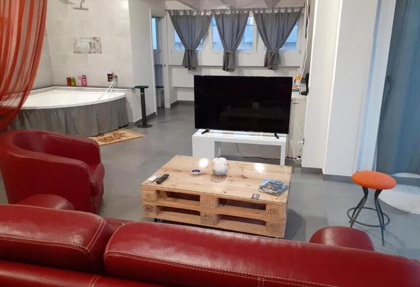 استودیوی سوپریور, Walter