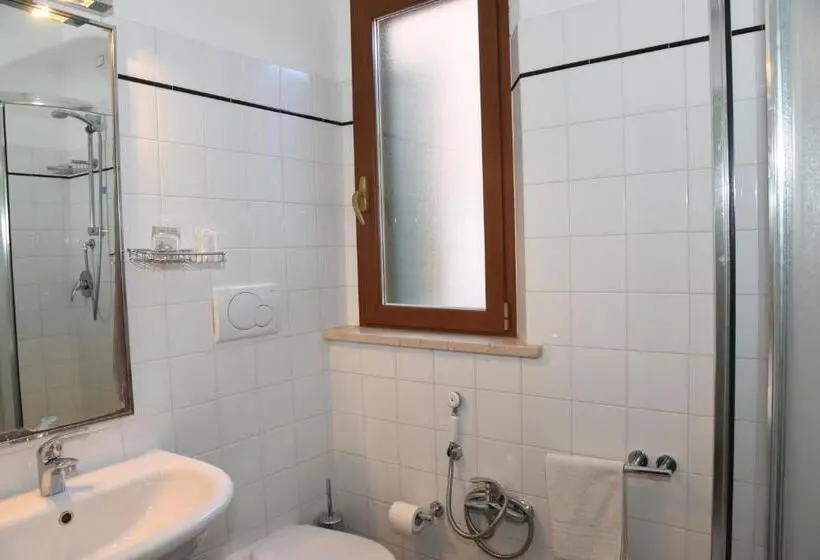 Standard Yhden Hengen Huone, Albergo La Rosetta