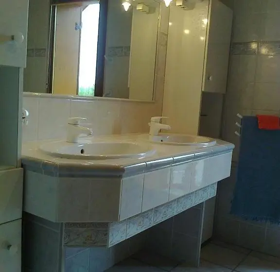 マウンテンビュースタンダードルーム, Chambre D Hôtes   La Maurillonnette