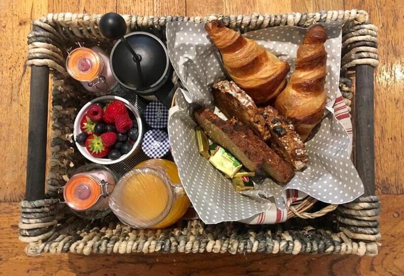 חדר דלוקס, Riverside House