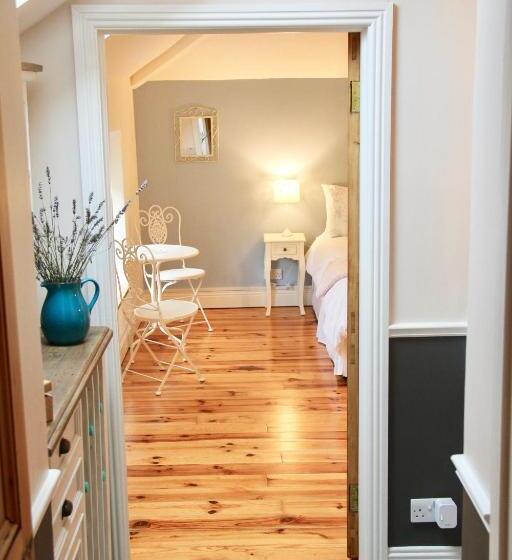 חדר דלוקס, Riverside House