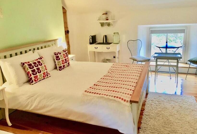 חדר דלוקס, Riverside House