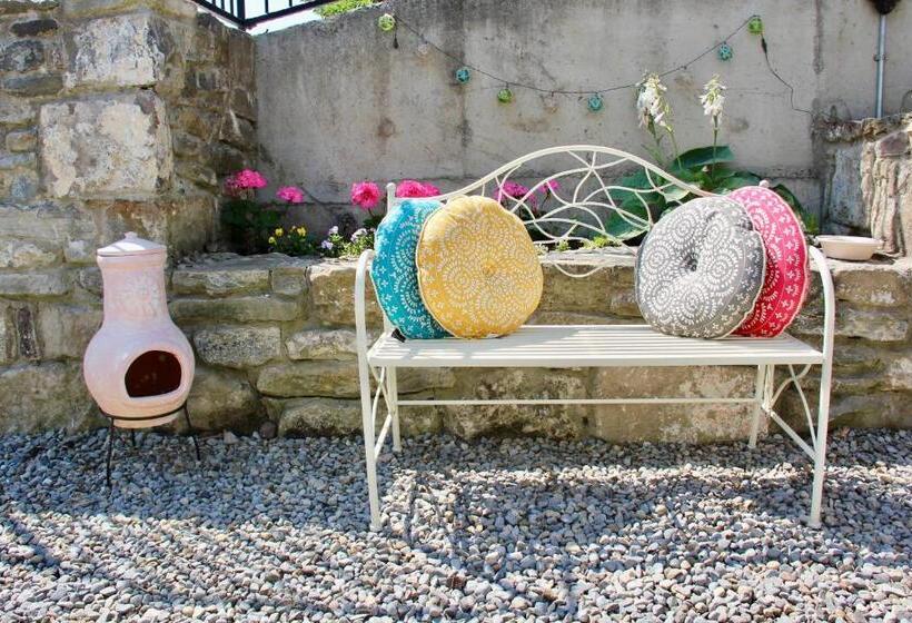 סטודיו דלוקס, Riverside House