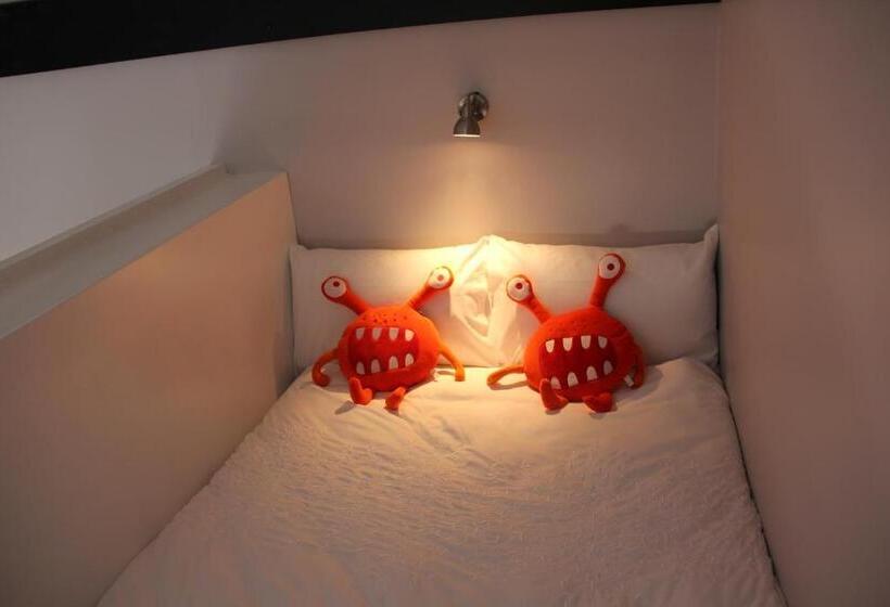 סטודיו דלוקס, Riverside House