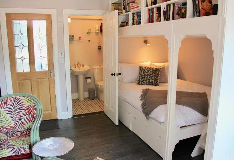 סטודיו דלוקס, Riverside House