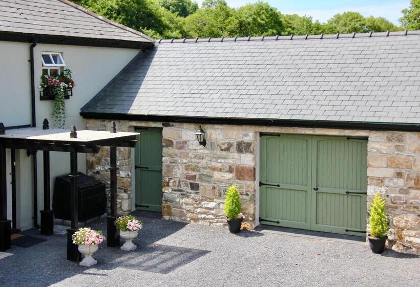 סטודיו דלוקס, Riverside House