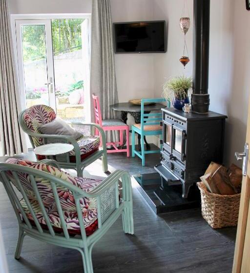 סטודיו דלוקס, Riverside House