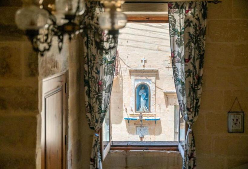 اتاق سوپریور, Laremi Gozo B&b