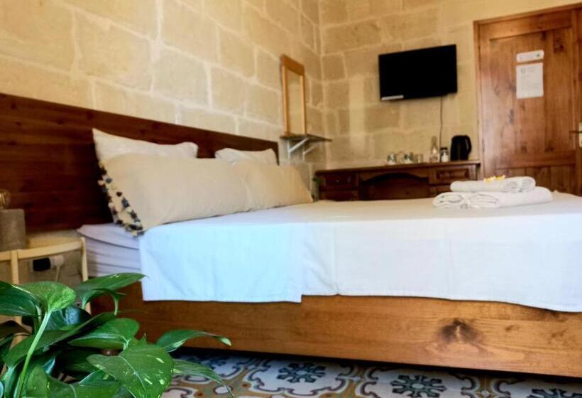 اتاق سوپریور, Laremi Gozo B&b