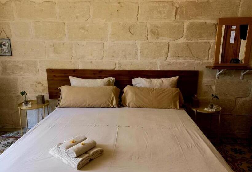 اتاق سوپریور, Laremi Gozo B&b