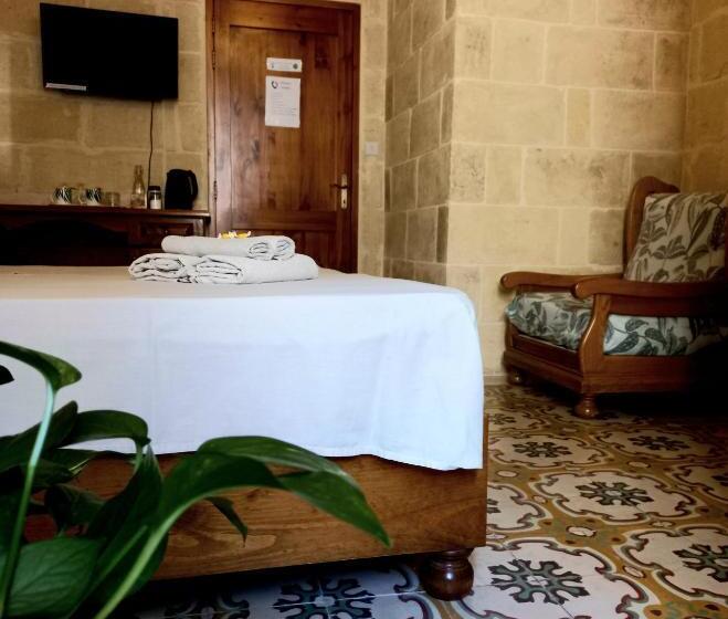 اتاق سوپریور, Laremi Gozo B&b