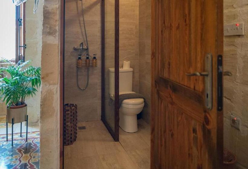 اتاق سوپریور با تخت بزرگ, Laremi Gozo B&b