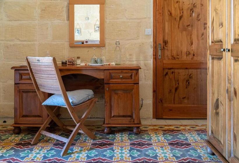 اتاق سوپریور با تخت بزرگ, Laremi Gozo B&b