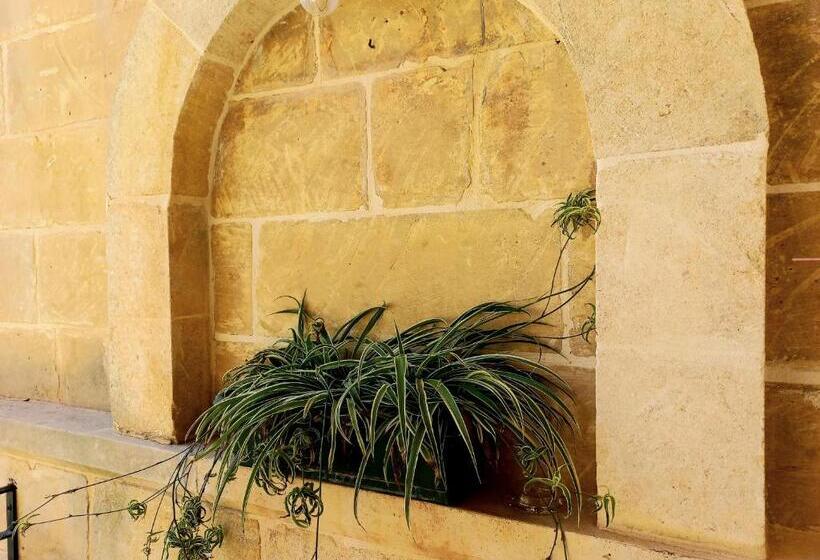 اتاق استاندارد با بالکن, Laremi Gozo B&b