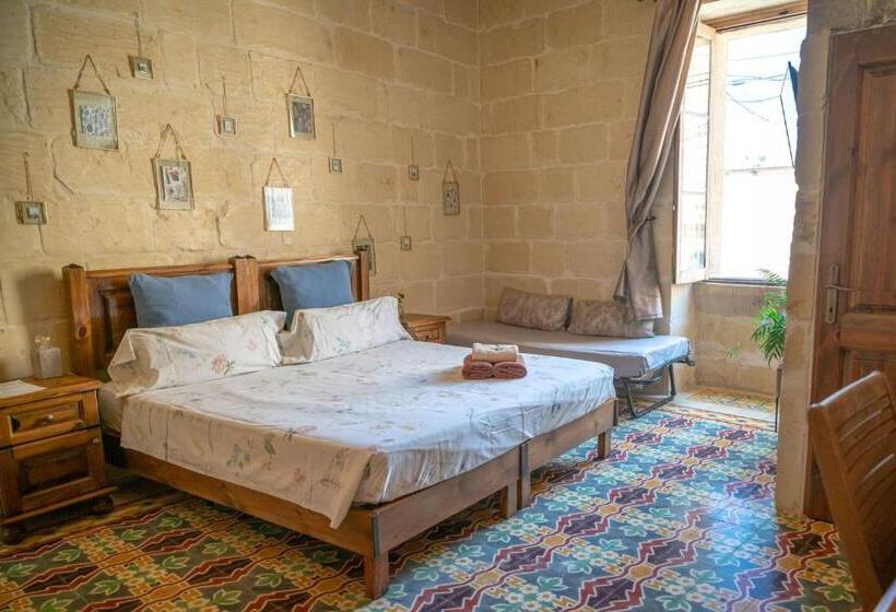 اتاق سوپریور با تخت بزرگ, Laremi Gozo B&b