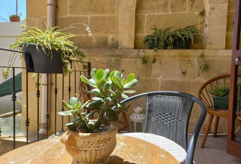 اتاق استاندارد با بالکن, Laremi Gozo B&b