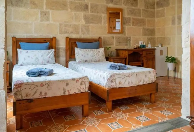 اتاق لوکس, Laremi Gozo B&b