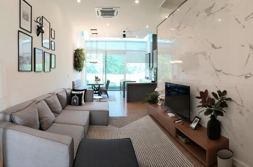 スーペリアースイート, The Midst@ Royal Hills Nakornayok