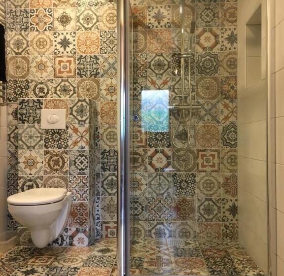 דירת חדר, Silly S Inn