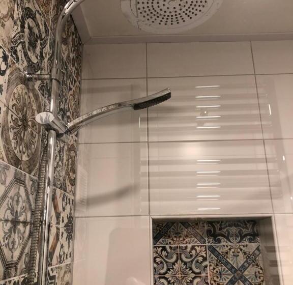 דירת חדר, Silly S Inn