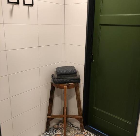 דירת חדר, Silly S Inn