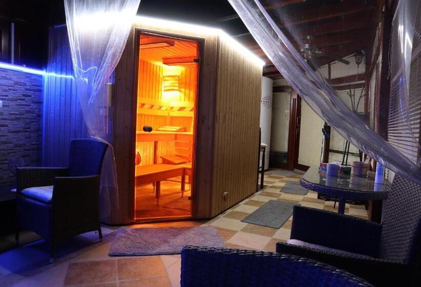 וילה עם חדר שינה אחד ובריכת שחיה, Barackos Wellness Villa Fót