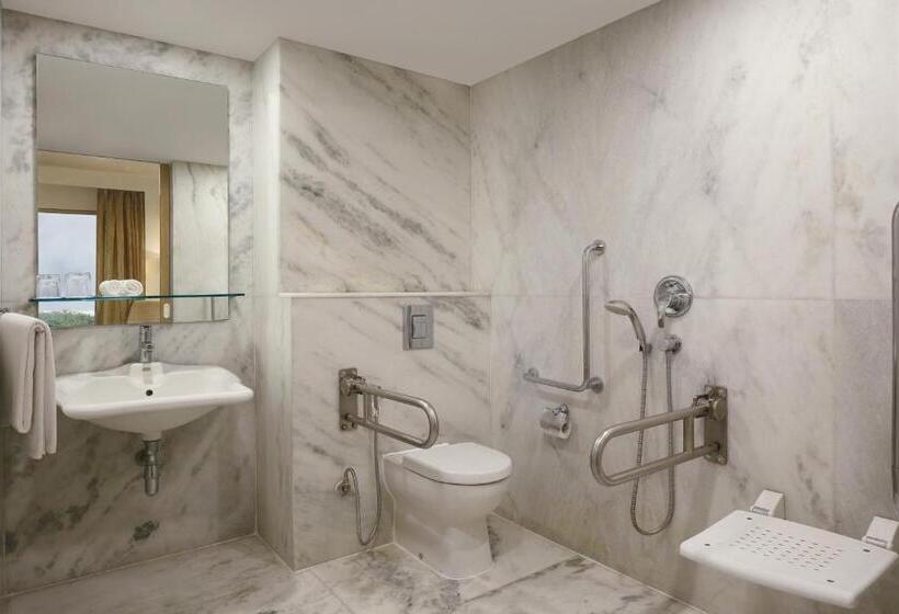 带大床的豪华间, Four Points By Sheraton Hotel And Serviced Apartments Pune