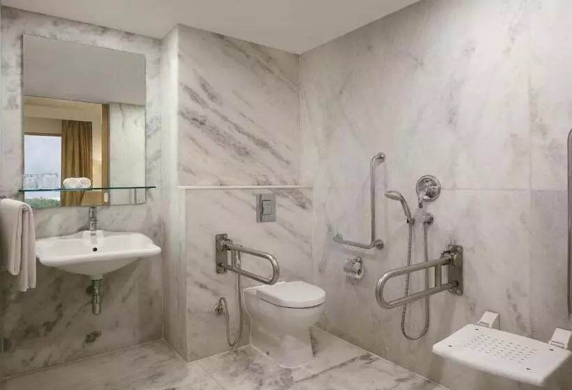キングサイズベッドのデラックスルーム, Four Points By Sheraton Hotel And Serviced Apartments Pune