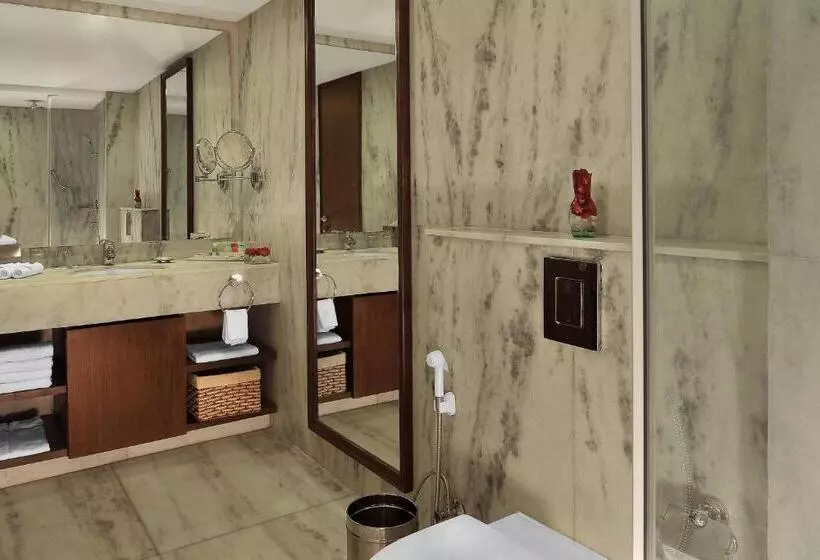 キングサイズベッドのデラックスルーム, Four Points By Sheraton Hotel And Serviced Apartments Pune