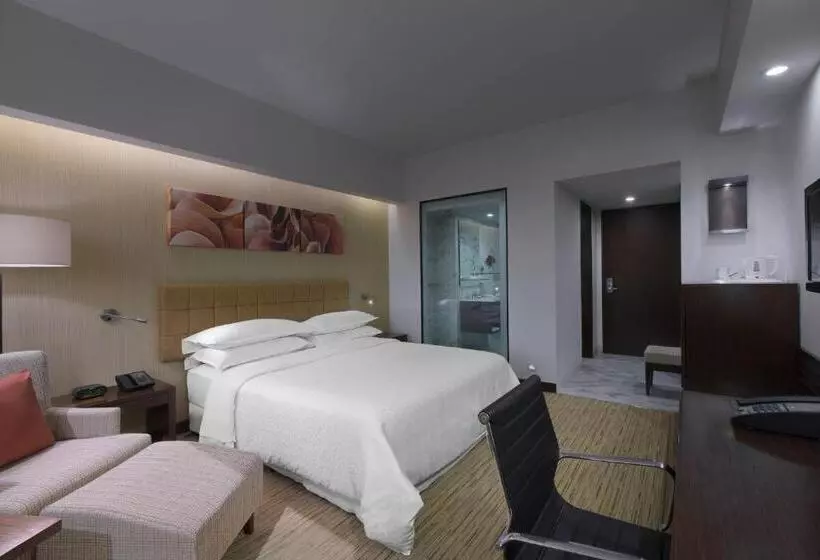 キングサイズベッドのデラックスルーム, Four Points By Sheraton Hotel And Serviced Apartments Pune