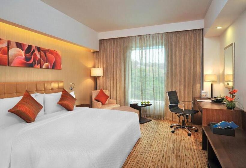 اتاق لوکس با تخت بزرگ, Four Points By Sheraton Hotel And Serviced Apartments Pune