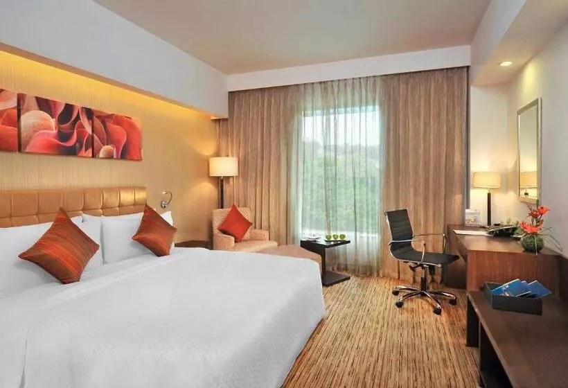 キングサイズベッドのデラックスルーム, Four Points By Sheraton Hotel And Serviced Apartments Pune