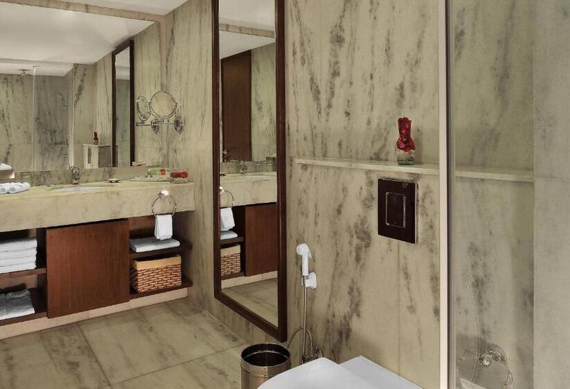 带泳池观景的豪华房, Four Points By Sheraton Hotel And Serviced Apartments Pune