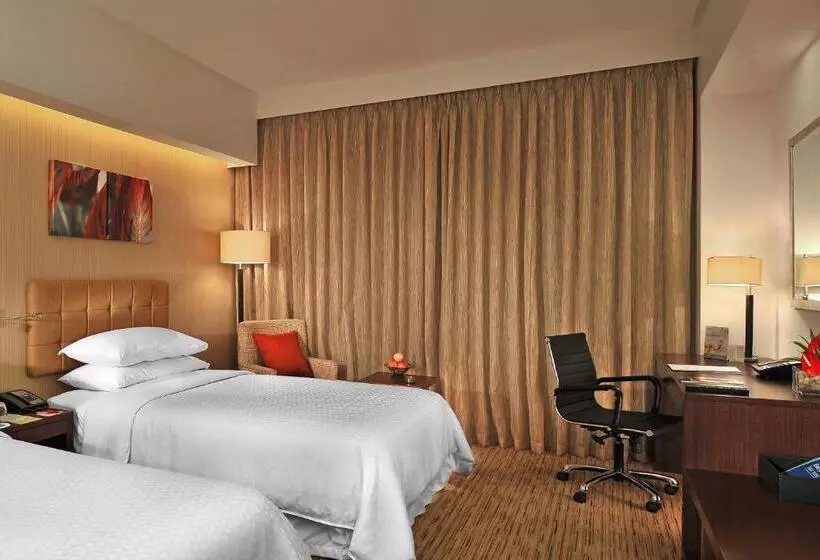 プールの見えるデラックスルーム, Four Points By Sheraton Hotel And Serviced Apartments Pune