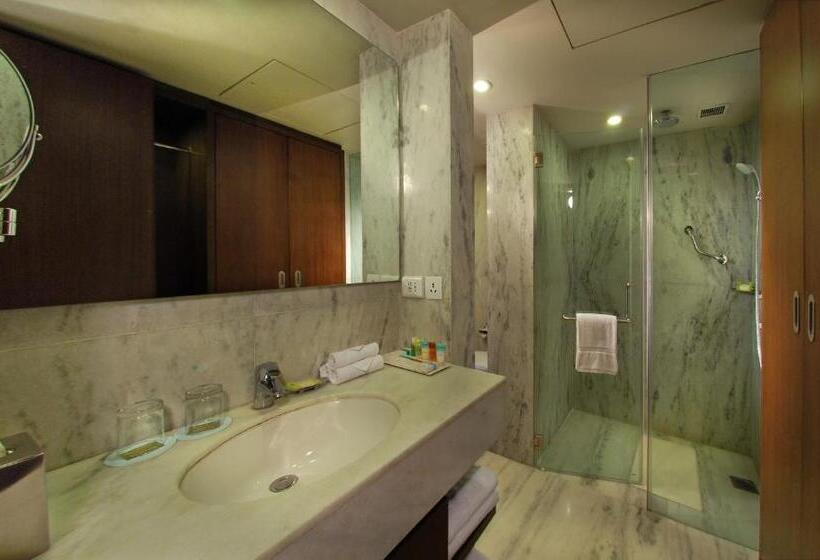 اتاق لوکس با چشم‌انداز استخر, Four Points By Sheraton Hotel And Serviced Apartments Pune