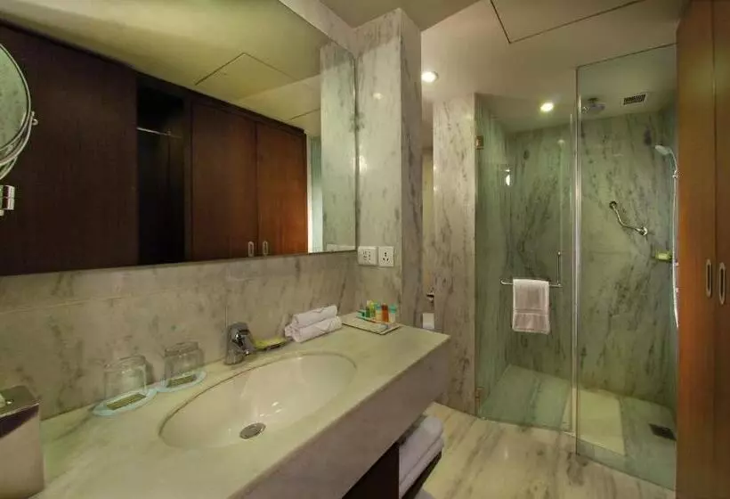 プールの見えるデラックスルーム, Four Points By Sheraton Hotel And Serviced Apartments Pune
