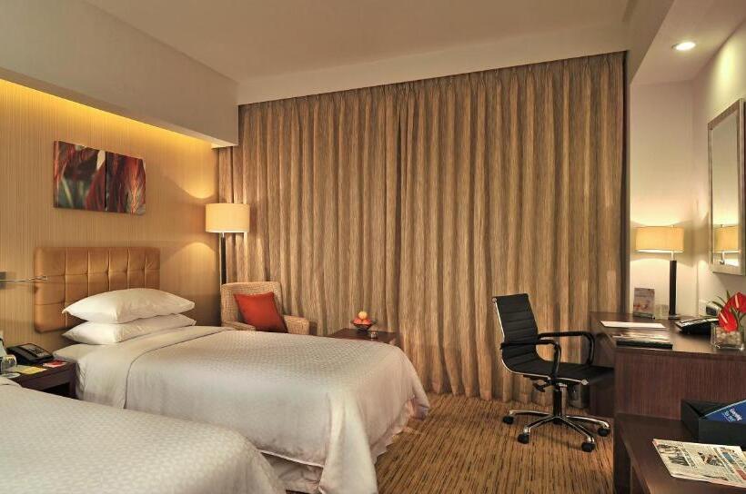 اتاق لوکس با چشم‌انداز استخر, Four Points By Sheraton Hotel And Serviced Apartments Pune