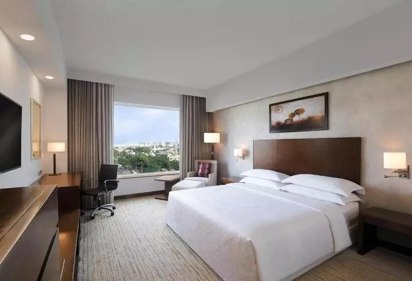 キングサイズベッドのエクゼクティブルーム, Four Points By Sheraton Hotel And Serviced Apartments Pune