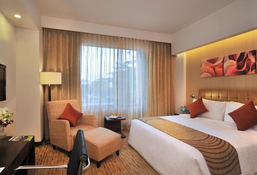 اتاق اجرایی با تخت بزرگ, Four Points By Sheraton Hotel And Serviced Apartments Pune