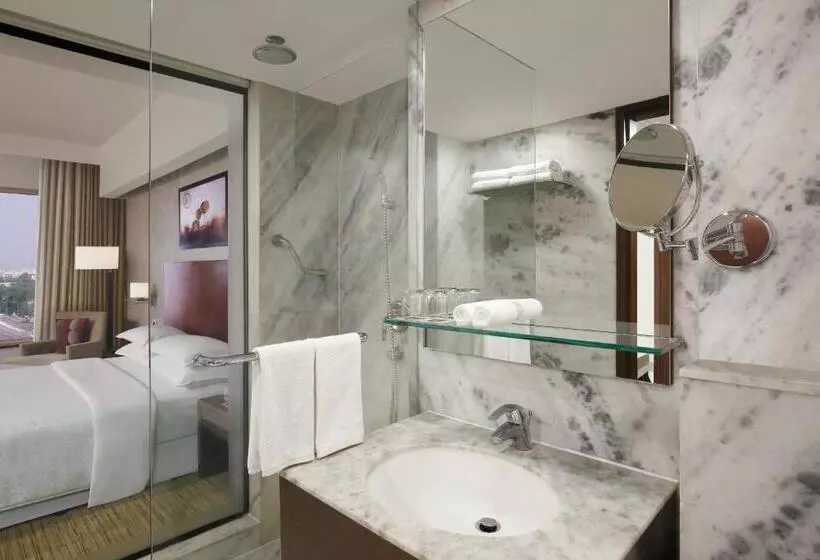 プールの見えるエクゼクティブルーム, Four Points By Sheraton Hotel And Serviced Apartments Pune