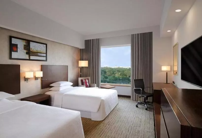 プールの見えるエクゼクティブルーム, Four Points By Sheraton Hotel And Serviced Apartments Pune