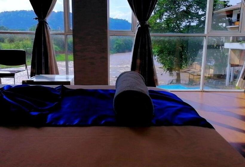 Deluxe room with river view, Elephant Bay