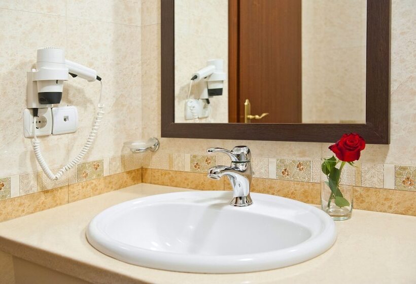 سوئیت پرزیدنت, Manhattan Hotel & Restaurant