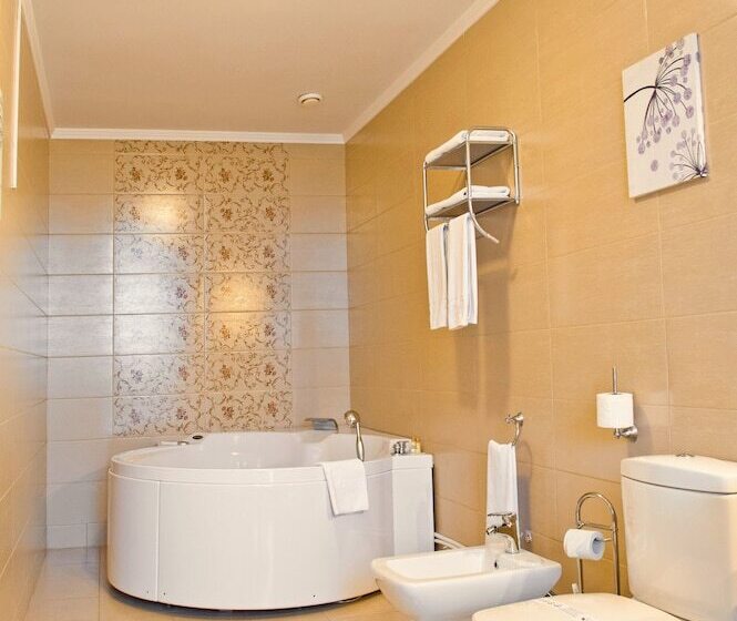 سوئیت پرزیدنت, Manhattan Hotel & Restaurant