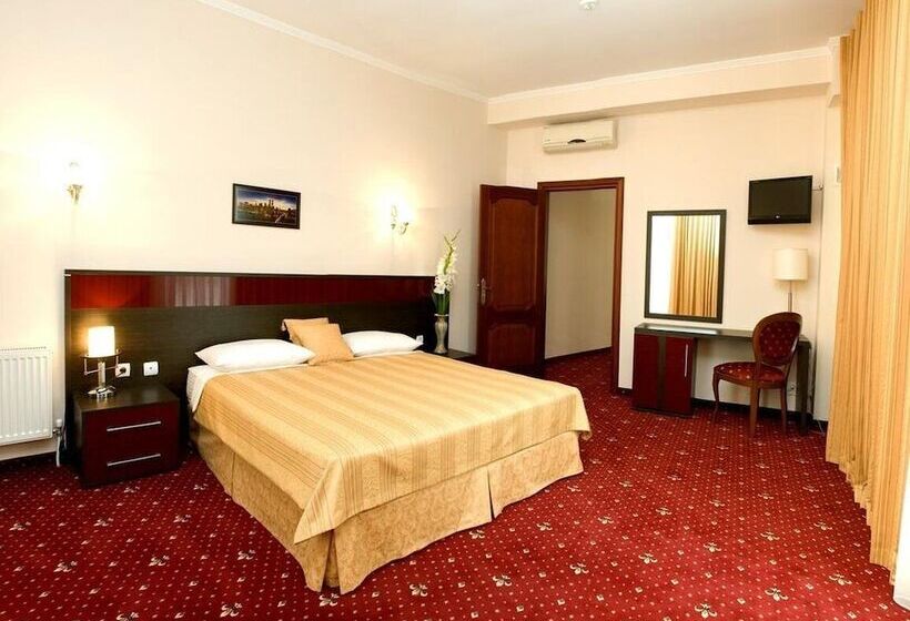 سوئیت پرزیدنت, Manhattan Hotel & Restaurant