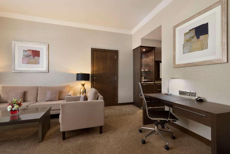 キングサイズベッドのデラックスルーム, Ramada Downtown Abu Dhabi