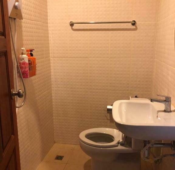 חדר בסיסי לשלושה, Ruen Thai Ban Rim Nam