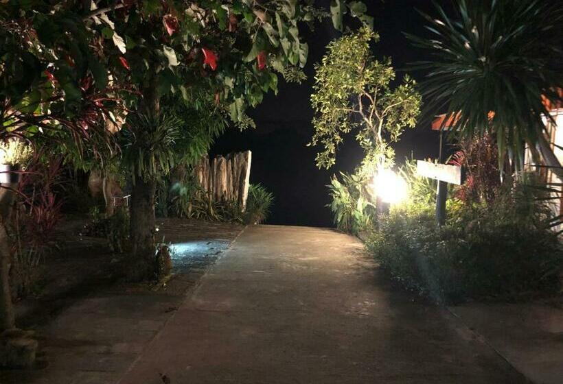 בית, 2 חדרי שינה, Ruen Thai Ban Rim Nam