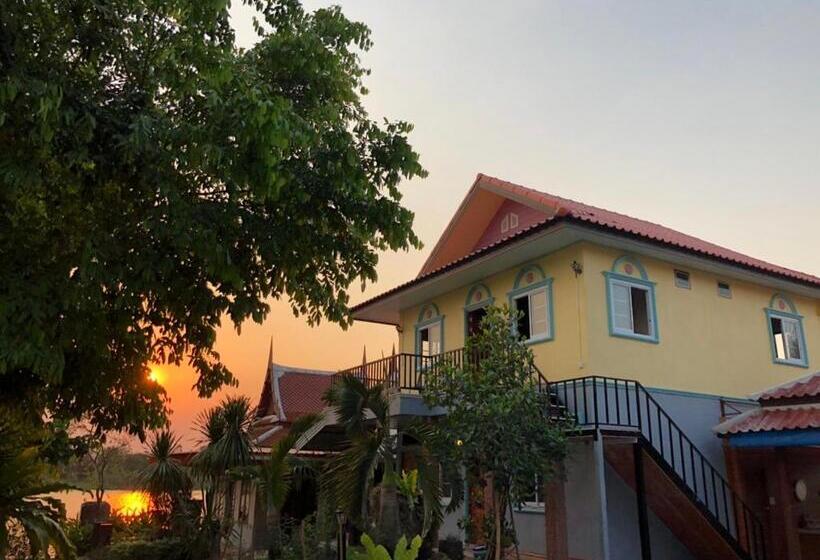 חדר אקונומי, Ruen Thai Ban Rim Nam